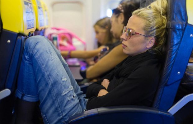 Остеопатка назвала найнебезпечнішу позу для сну під час подорожі