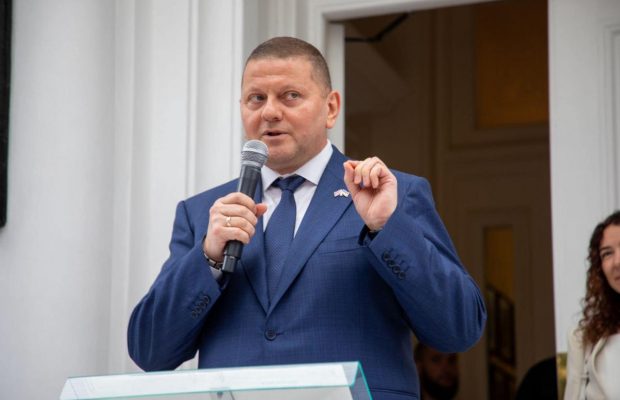 Валерій Залужний вийшов на зв'язок з Лондона та замилував рідкісним кадром з дружиною