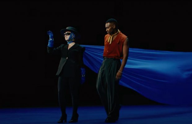 Загадочная Klavdia Petrivna спела с известной группой и показала свое лицо (видео)