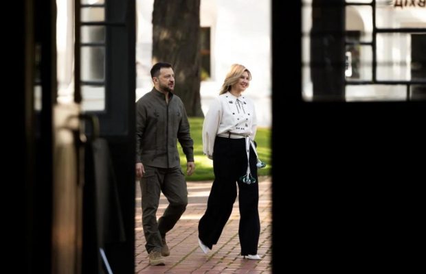 В вышиванке за 8 тысяч гривен: Зеленская появилась в стильном образе на День Независимости