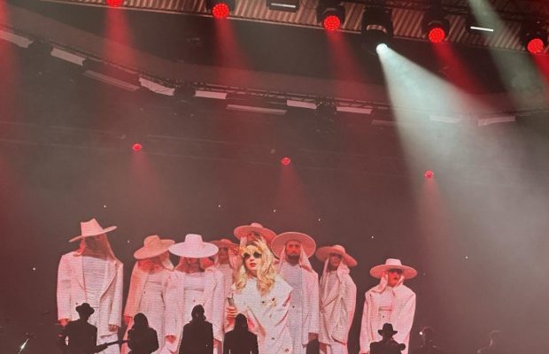 Кардинально сменила образ: Klavdia Petrivna открыла лицо на концерте (фото, видео)