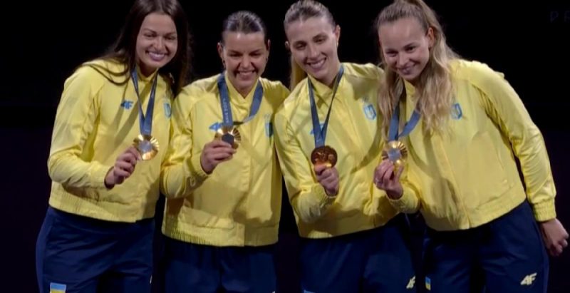 Жіноча збірна України з фехтування на шаблі завоювала перше золото для України на ОІ-2024 / скріншот Жіноча збірна України з фехтування на шаблі завоювала перше золото для України на ОІ-2024 / скріншот