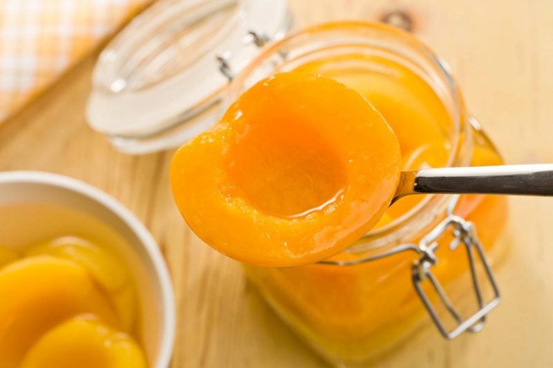 Персики в сиропе - простая и вкусная заготовка на зиму / ua.depositphotos.com Персики в сиропе - простая и вкусная заготовка на зиму / ua.depositphotos.com