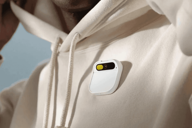 Гаджет-заменитель смартфона Humane AI Pin оказался никому не нужен / фото Humane Гаджет-заменитель смартфона Humane AI Pin оказался никому не нужен / фото Humane