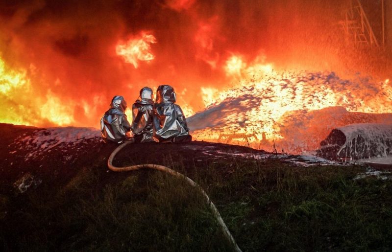 Людям не советуют находиться на улице и возле водоемов / фото ГСЧС Людям не советуют находиться на улице и возле водоемов / фото ГСЧС