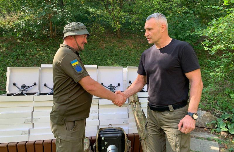 Виталий Кличко привез защитникам Покровска необходимую технику / фото t.me/vitaliy_klitschko Виталий Кличко привез защитникам Покровска необходимую технику / фото t.me/vitaliy_klitschko