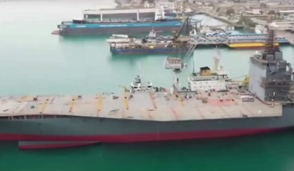 Будучи переоборудованным контейнеровозом, Bagheri имеет громоздкую надстройку / скриншот Будучи переоборудованным контейнеровозом, Bagheri имеет громоздкую надстройку / скриншот