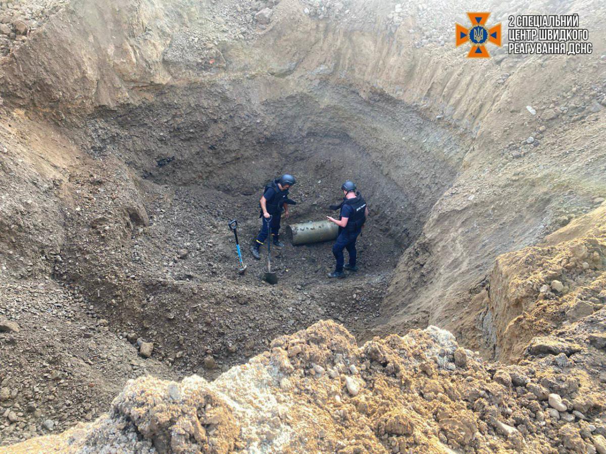 Рятувальники знайшли залишки ракет / ДСНС Рятувальники знайшли залишки ракет / ДСНС