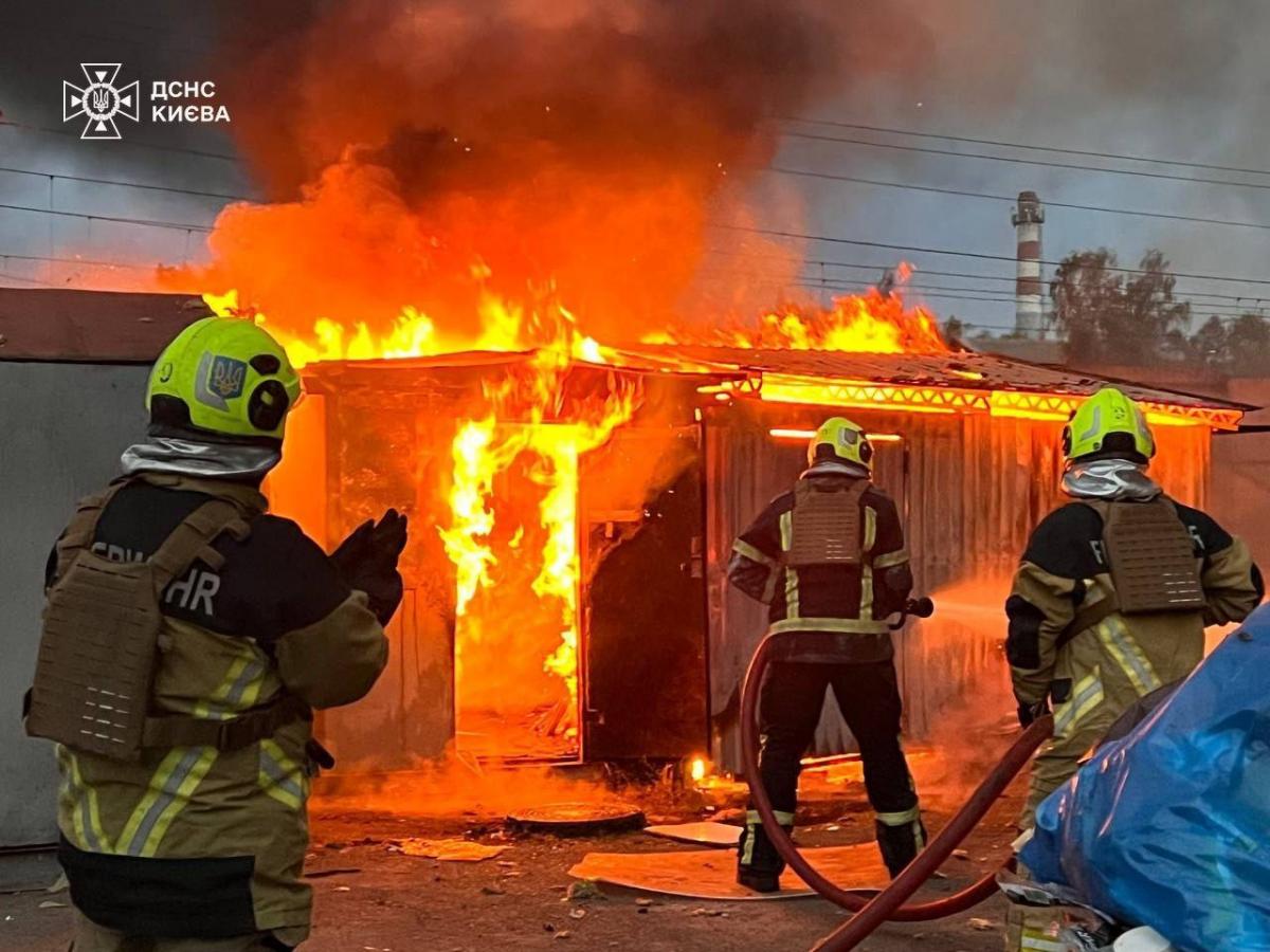 Рятувальники ліквідовували наслідки атаки на Київ / фото ДСНС Рятувальники ліквідовували наслідки атаки на Київ / фото ДСНС