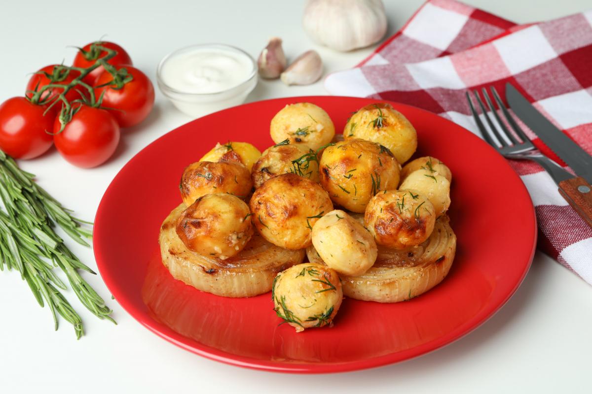 Як запекти картоплю, аби вона вийшла ідеально хрусткою: шеф-кухар розкрив прості поради