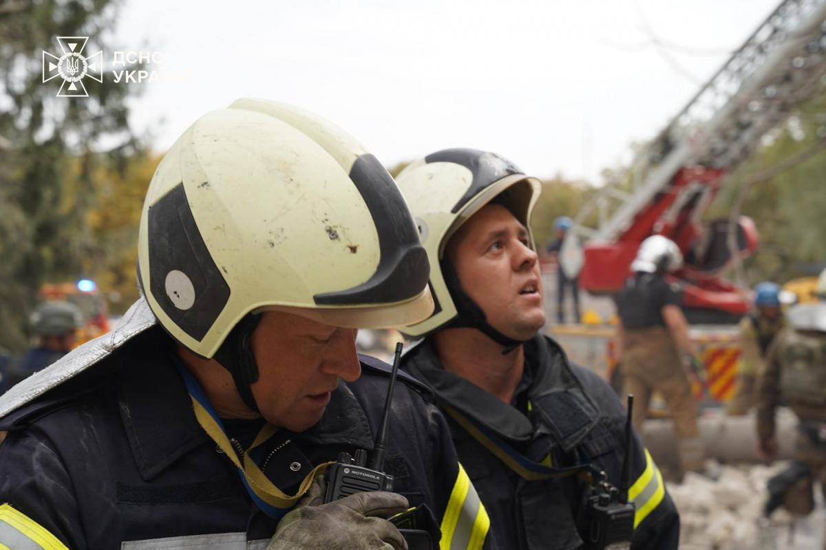 Співробітники аварійно-рятувальної служби на місці удару виглядали виснаженими / фото ДСНС Співробітники аварійно-рятувальної служби на місці удару виглядали виснаженими / фото ДСНС