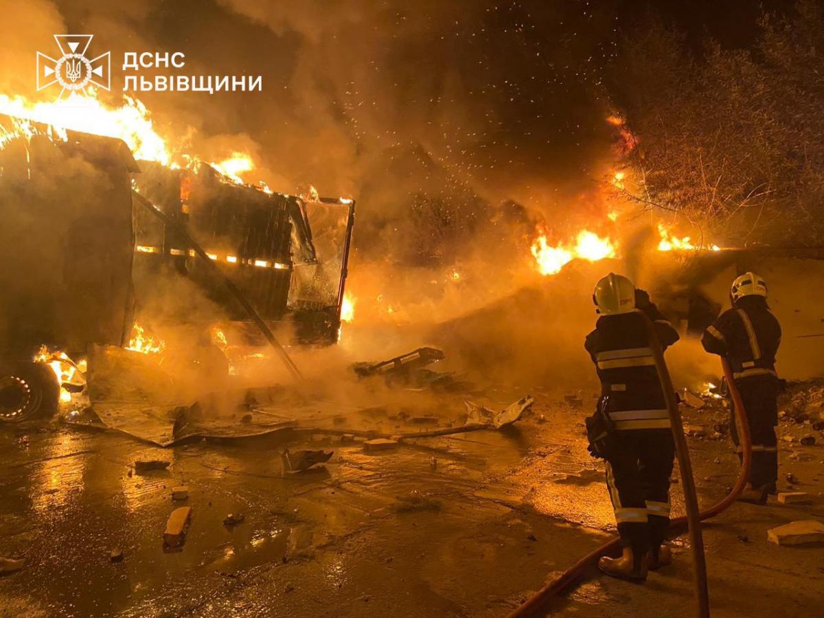 Наслідки атаки по Львівщині / фото ДСНС Наслідки атаки по Львівщині / фото ДСНС