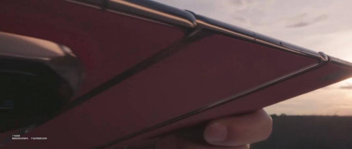 Huawei впервые показала на видео свой складывающийся втрое телефон Huawei впервые показала на видео свой складывающийся втрое телефон