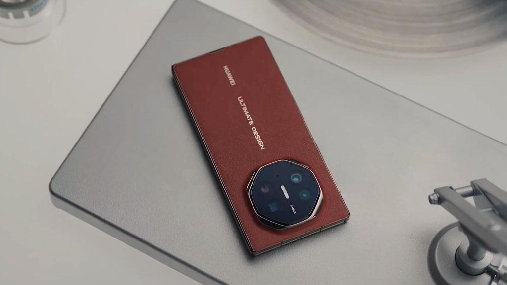 Huawei впервые показала на видео свой складывающийся втрое телефон / Скриншот Huawei впервые показала на видео свой складывающийся втрое телефон / Скриншот
