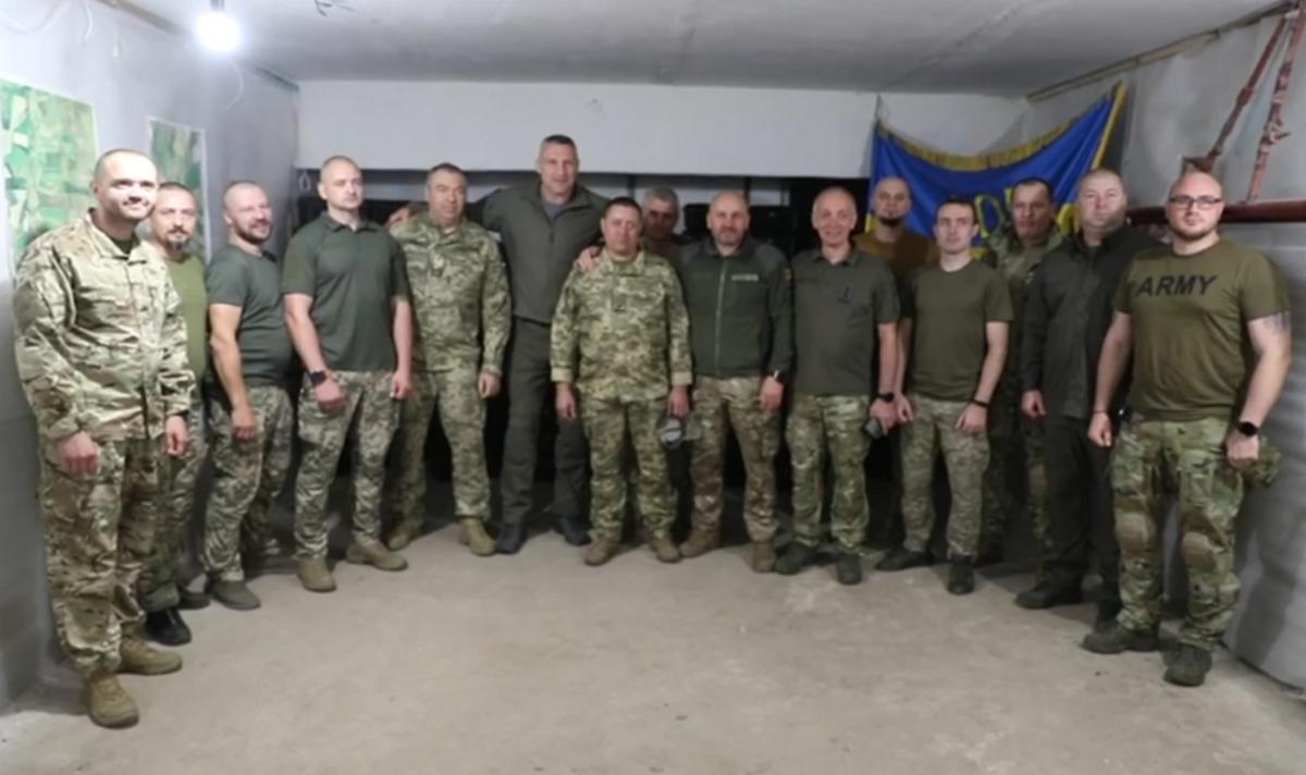 Віталій Кличко привіз кільком бригадам на Харківському напрямку понад тисячу дронів від киян Віталій Кличко привіз кільком бригадам на Харківському напрямку понад тисячу дронів від киян
