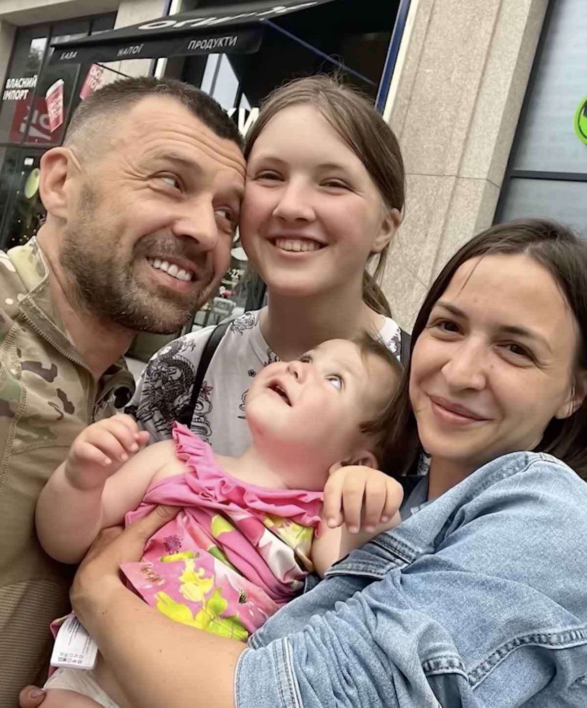 Андрій Оністрат з доньками та онукою / скріншот з відео Андрій Оністрат з доньками та онукою / скріншот з відео