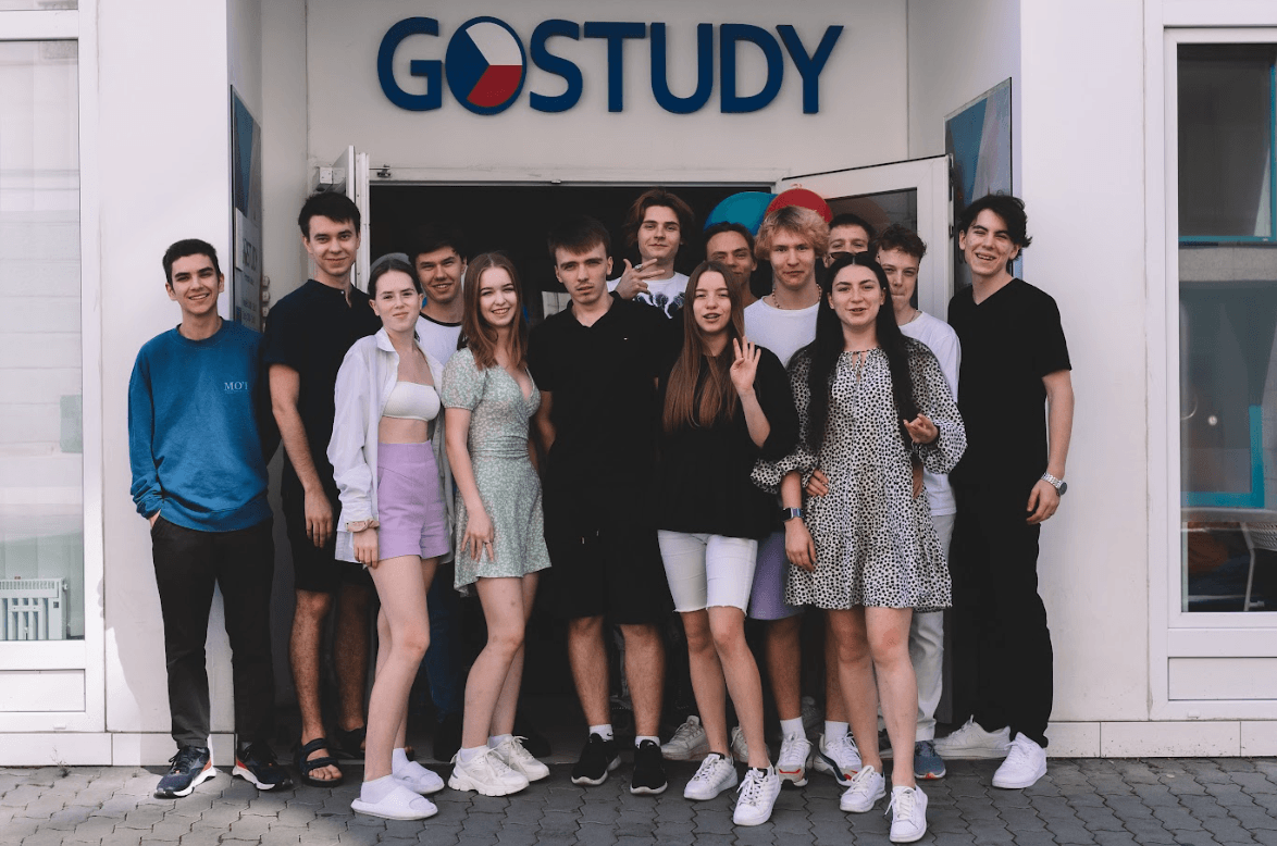 Студенти GoStudy біля навчального корпусу Студенти GoStudy біля навчального корпусу