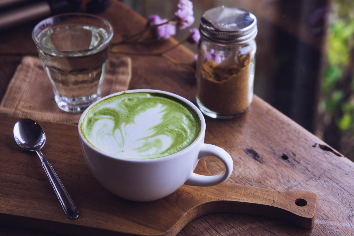 Matcha provides a powerful charge of energy, but it does not cause hand tremors, says Alexa Mellardo / photo ua.depositphotos.com