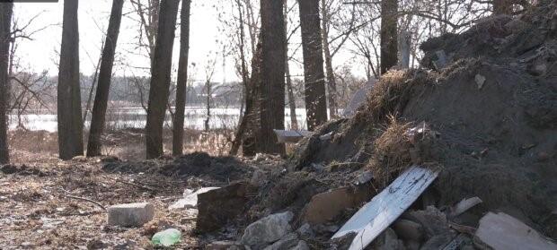 Чернігівські бізнесмени Тарасовці скинули на озеро токсичні залишки свого розбомбленого готелю