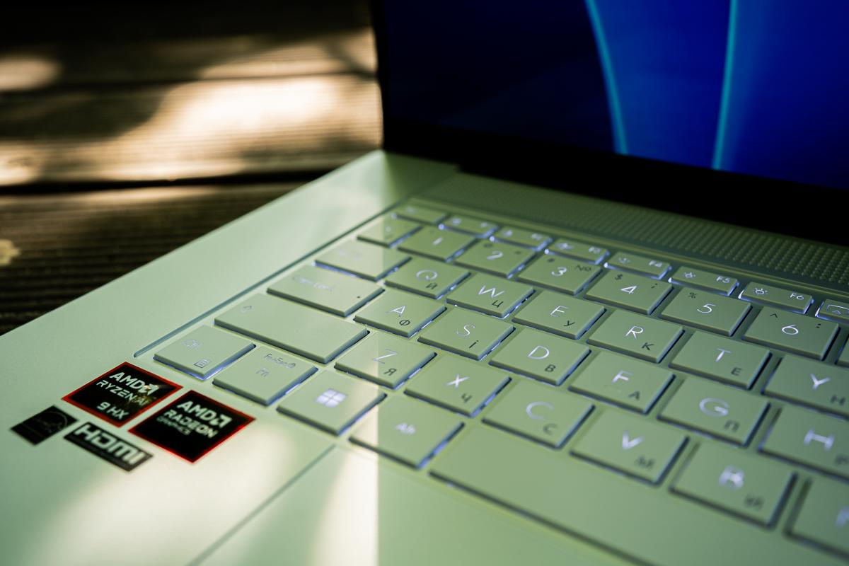 Ноутбук ASUS Zenbook S 16 – тонкий і потужний 16-дюймовий пристрій із штучним інтелектом Ноутбук ASUS Zenbook S 16 – тонкий і потужний 16-дюймовий пристрій із штучним інтелектом
