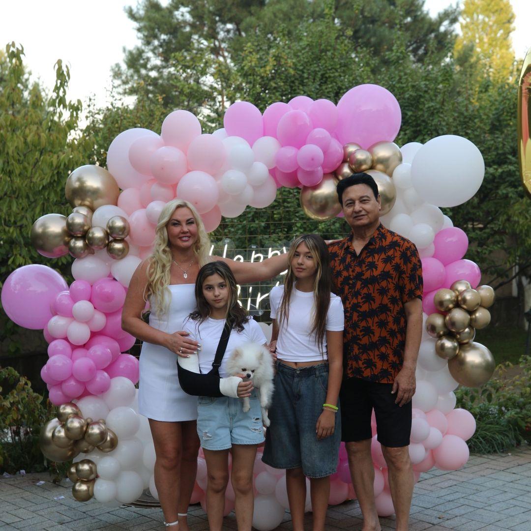 Камалия и Захур с дочерьми / Скриншот Instagram Камалия и Захур с дочерьми / Скриншот Instagram