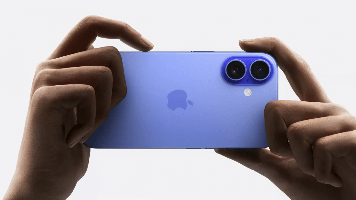 Базовые модели iPhone 16 сразу же заметны благодаря вертикальному размещению камер / фото Apple Базовые модели iPhone 16 сразу же заметны благодаря вертикальному размещению камер / фото Apple