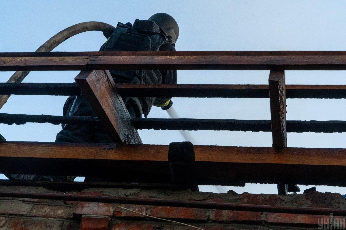 В поселке Боровая горит по меньшей мере пять домов / фото УНИАН В поселке Боровая горит по меньшей мере пять домов / фото УНИАН