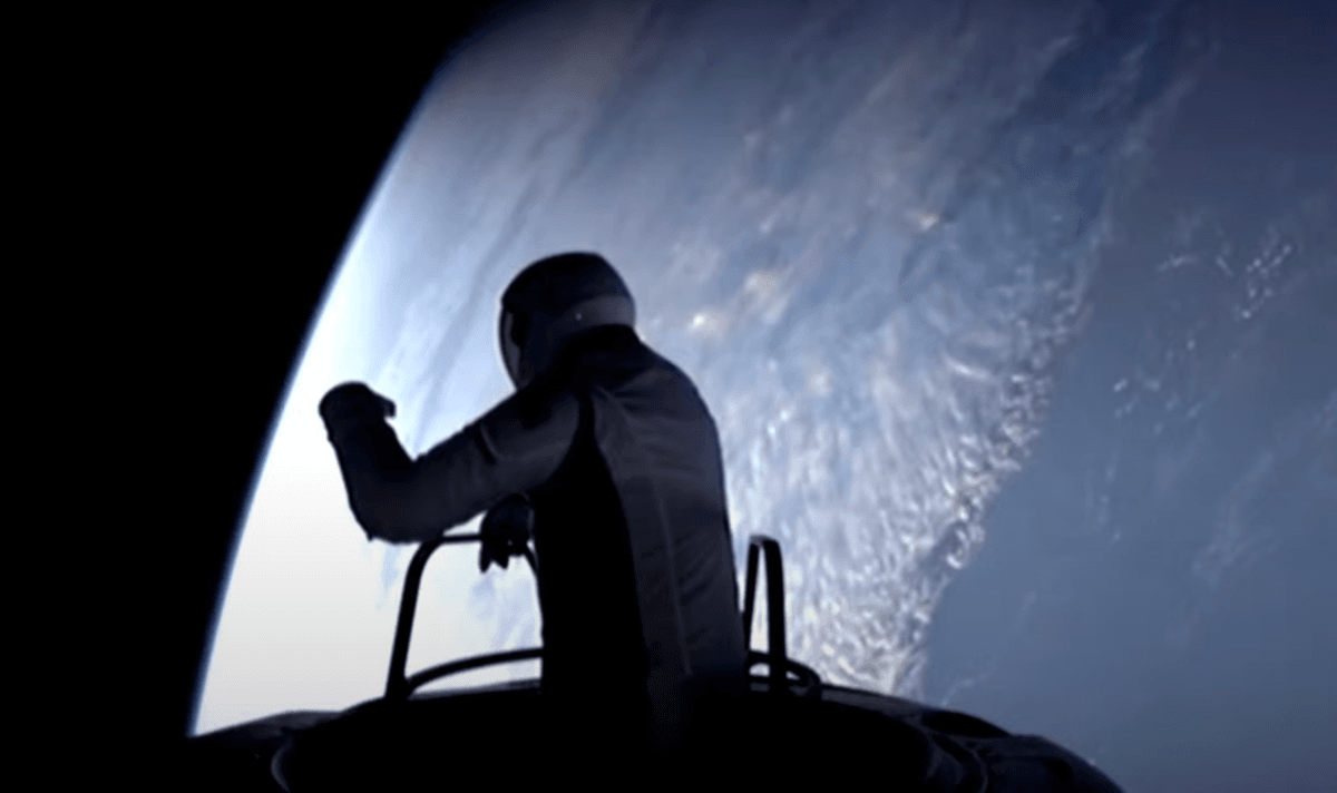 Зокрема астронавти перевірили новий скафандр SpaceX / скриншот Зокрема астронавти перевірили новий скафандр SpaceX / скриншот