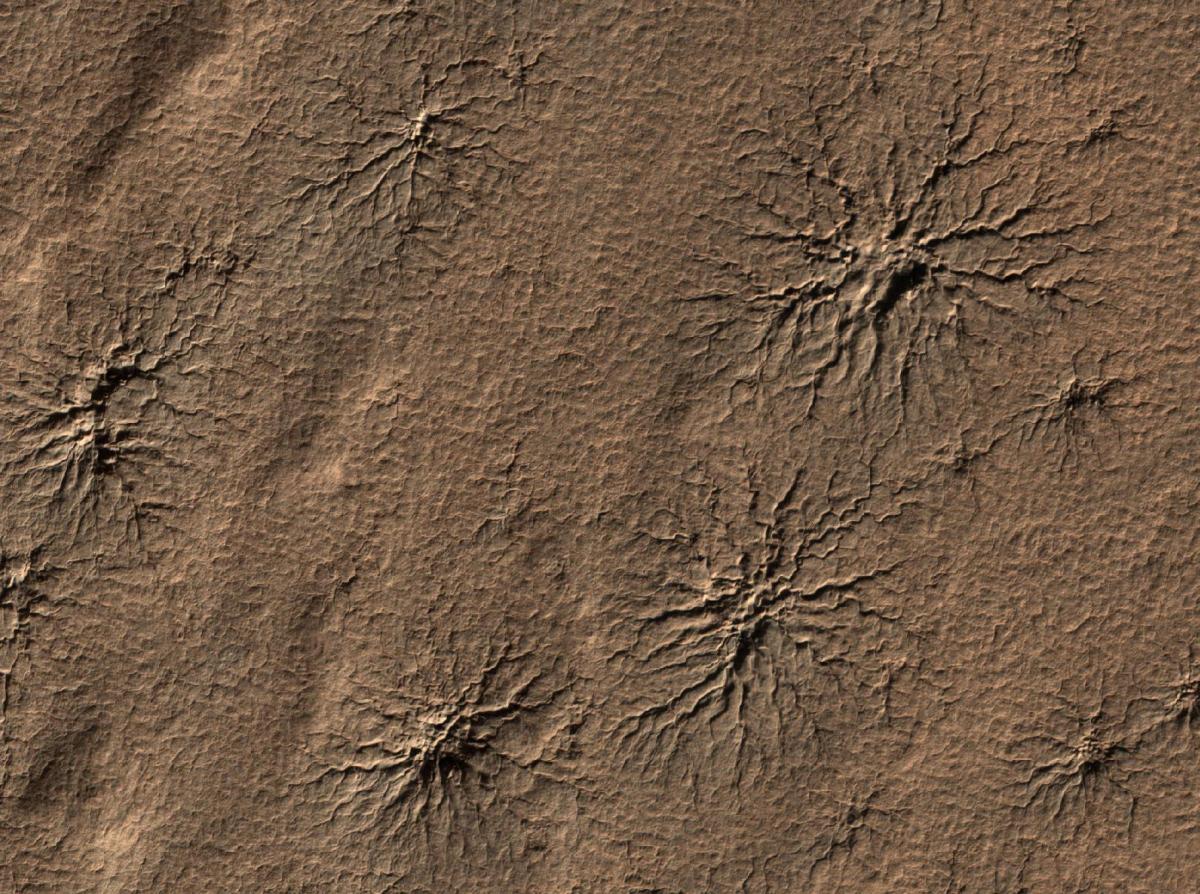 Ученые NASA впервые воссоздали "пауков" Марса в лаборатории / фото NASA/JPL-Caltech/University of Arizona Ученые NASA впервые воссоздали "пауков" Марса в лаборатории / фото NASA/JPL-Caltech/University of Arizona
