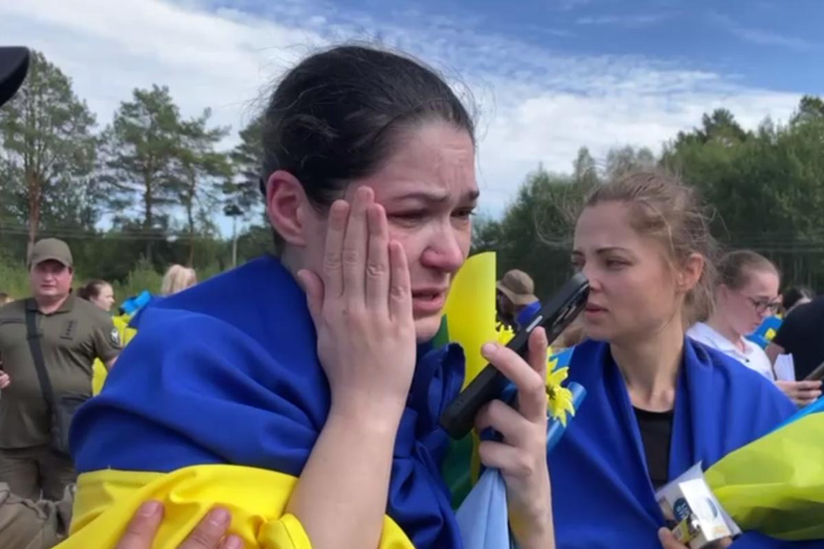 Женщина едва сдерживала слезы, когда говорила с родными / кадр из видео Женщина едва сдерживала слезы, когда говорила с родными / кадр из видео