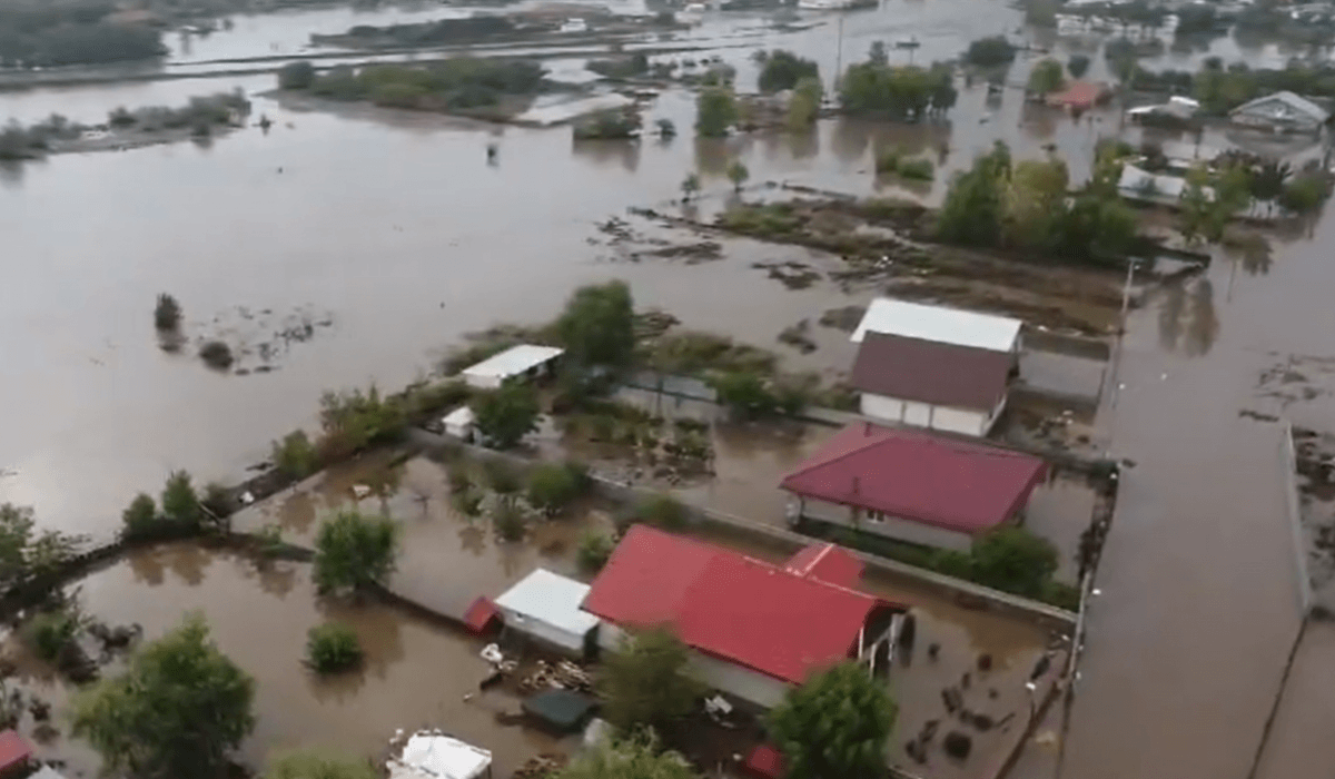 Внаслідок повеней багато осель опинилися під водою / скриншот Внаслідок повеней багато осель опинилися під водою / скриншот