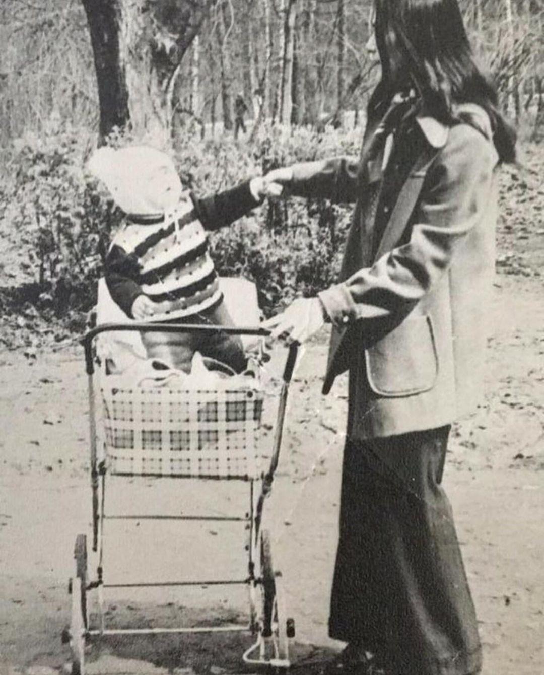 Маленький Святослав Вакарчук с мамой / Скриншот Instagram Маленький Святослав Вакарчук с мамой / Скриншот Instagram