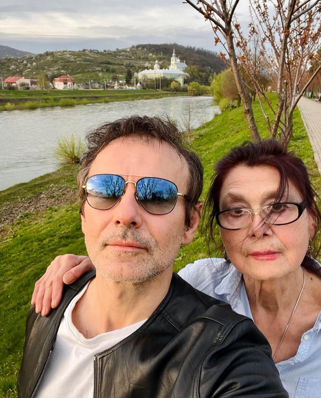 Святослав Вакарчук с мамой / Скриншот Instagram Святослав Вакарчук с мамой / Скриншот Instagram
