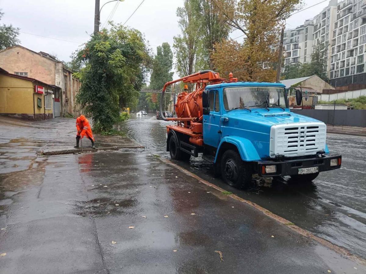 На вулицях чергують аварійні бригади комунальних служб / фото t.me/odesacityofficial На вулицях чергують аварійні бригади комунальних служб / фото t.me/odesacityofficial