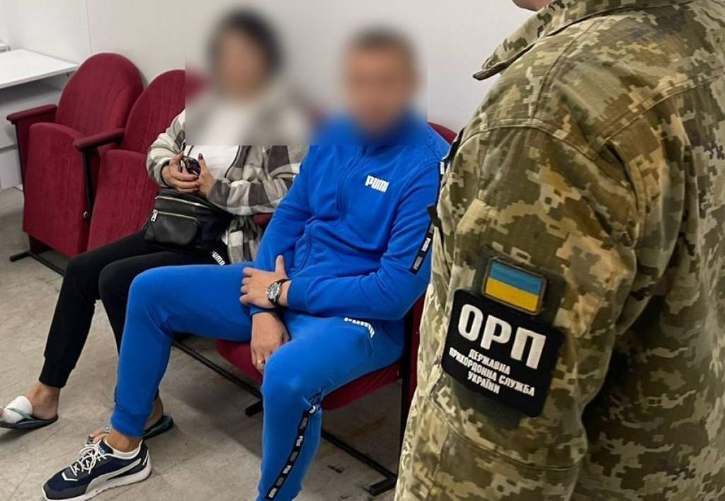Назвались супругами: теща пыталась вывезти зятья за границу, но 'спалилась' (фото) Назвались супругами: теща пыталась вывезти зятья за границу, но 'спалилась' (фото)