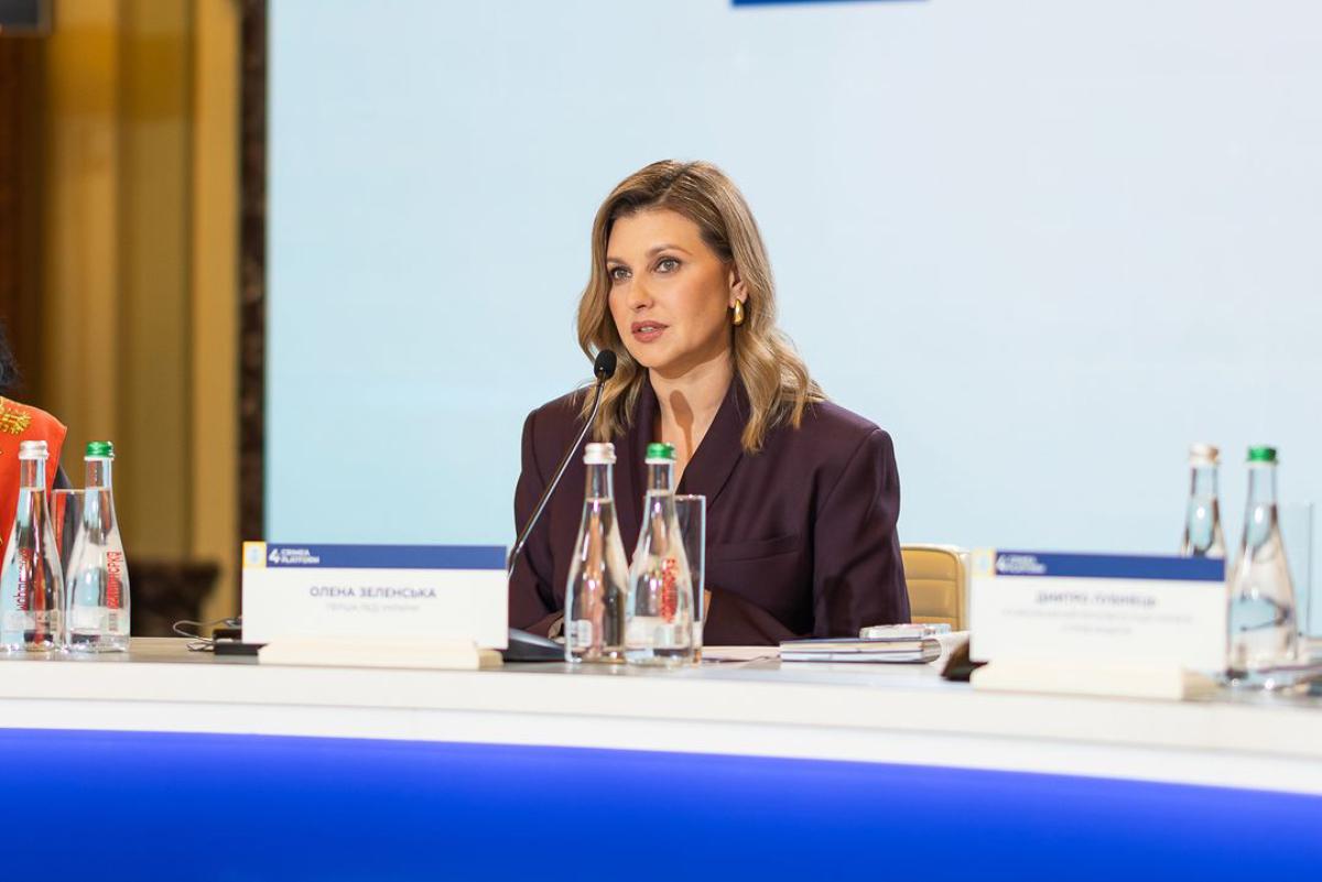 Елена Зеленская предстала в стильном костюме баклажанового цвета / Скриншот Instagram Елена Зеленская предстала в стильном костюме баклажанового цвета / Скриншот Instagram