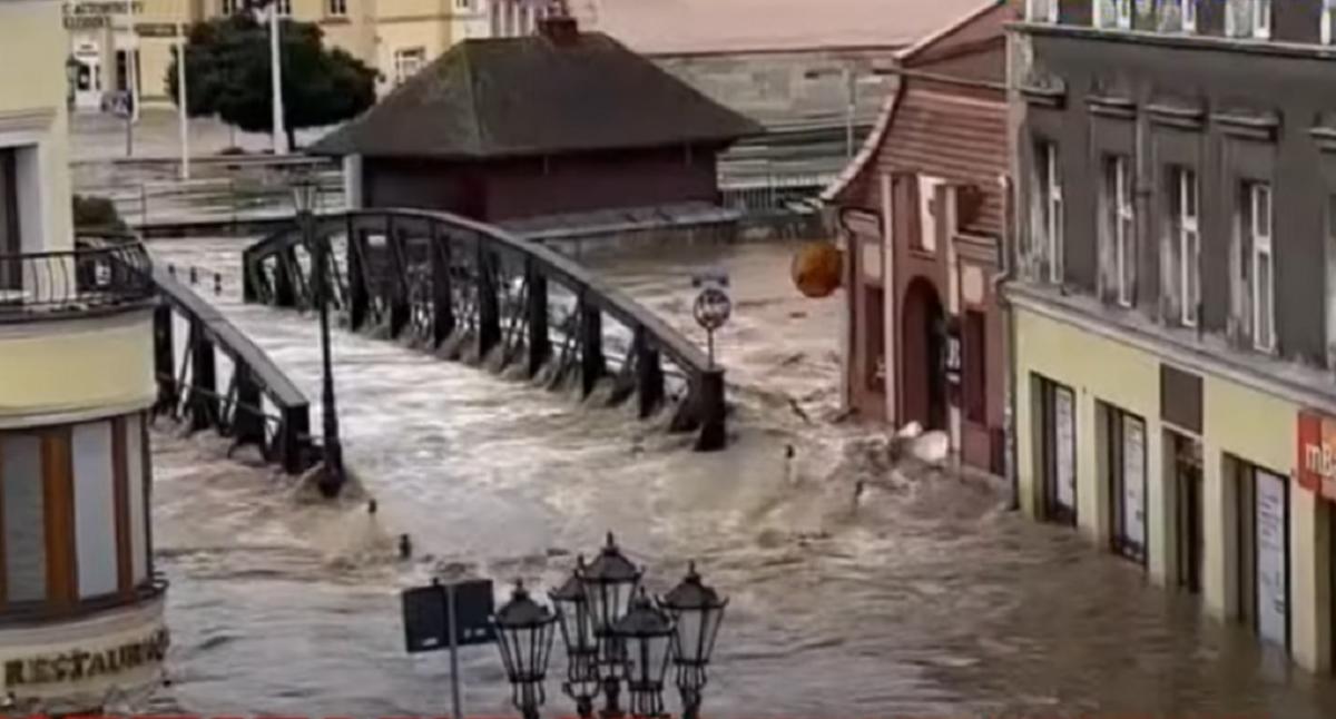 У Польщі прорвало дамбу, ціле місто залило водою / скріншот У Польщі прорвало дамбу, ціле місто залило водою / скріншот