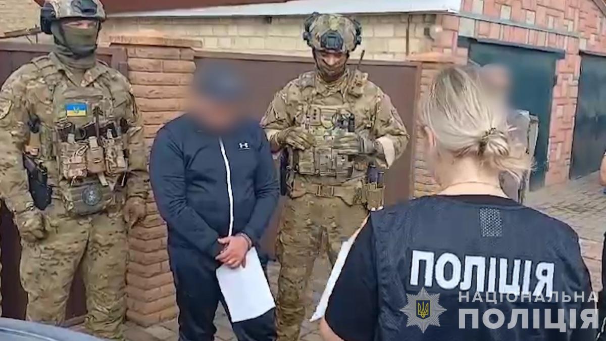 Затримання підозрюваного в Київській області / фото Національна поліція Затримання підозрюваного в Київській області / фото Національна поліція