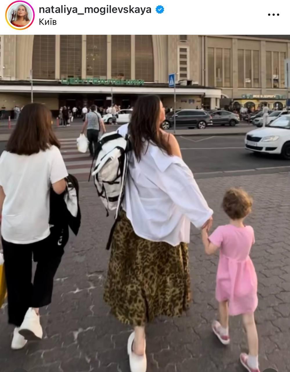 Natalia with the named daughters / screenshot of the video of Natalia Mogilevska