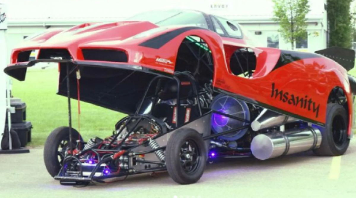 Здалеку творіння Макквіна виглядає як сильно модифікований Ferrari / фото Insanity Jet Car/Instagram Здалеку творіння Макквіна виглядає як сильно модифікований Ferrari / фото Insanity Jet Car/Instagram