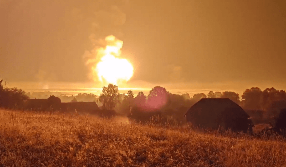 В России громко взрывались боеприпасы / скриншот из видео В России громко взрывались боеприпасы / скриншот из видео