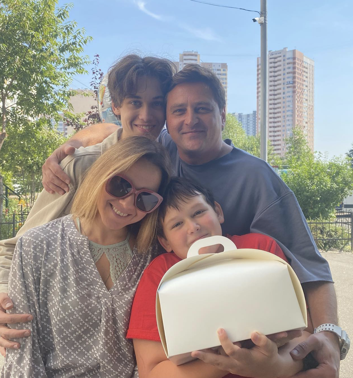 Довженко с экс-супругой и детьми / Скриншот Instagram Довженко с экс-супругой и детьми / Скриншот Instagram