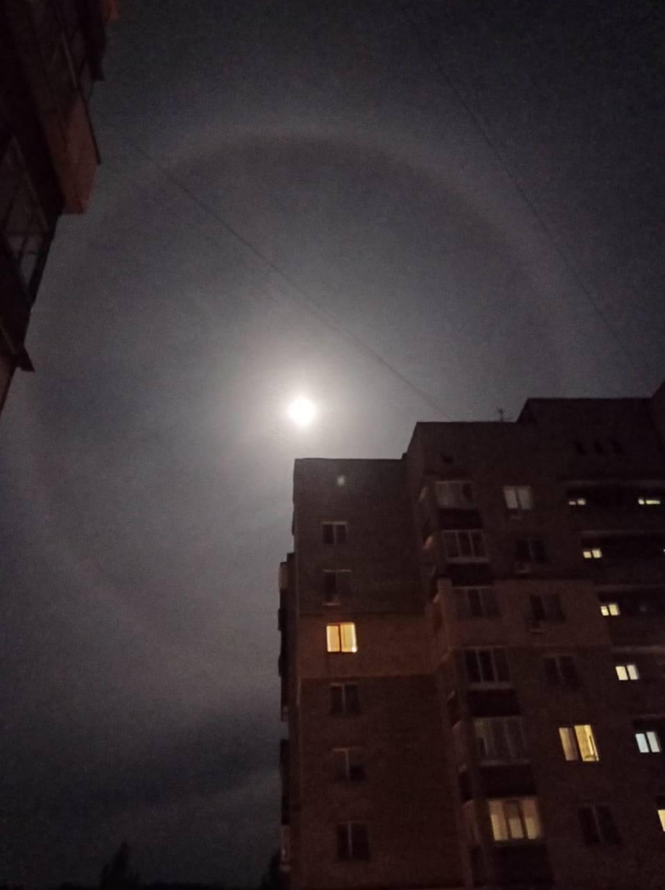 Місячне гало має вигляд кола, що світиться навколо нашого супутника / фото Телеграм-канал "Дніпро зараз" Місячне гало має вигляд кола, що світиться навколо нашого супутника / фото Телеграм-канал "Дніпро зараз"
