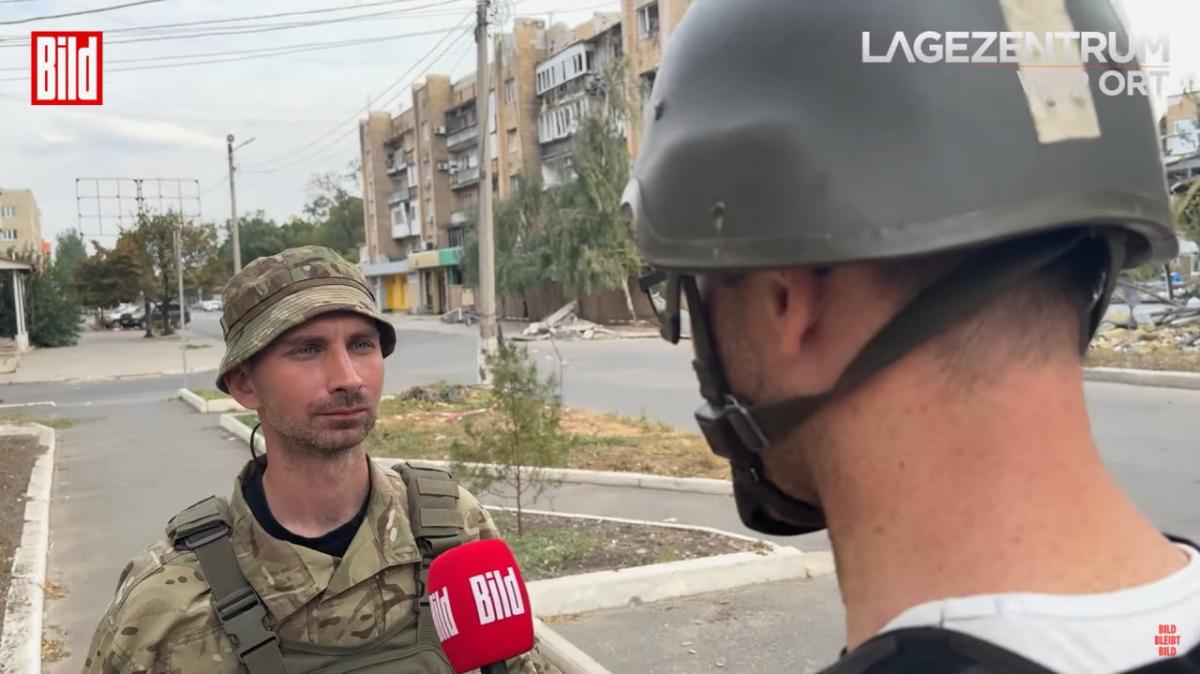 Представник ЗСУ розповів журналісту про ситуацію в місті / скріншот із відео BILD Представник ЗСУ розповів журналісту про ситуацію в місті / скріншот із відео BILD