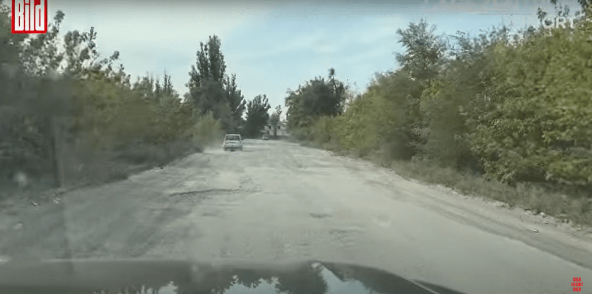 В Покровск ведет единственная грунтовая дорога / скриншот из видео BILD В Покровск ведет единственная грунтовая дорога / скриншот из видео BILD