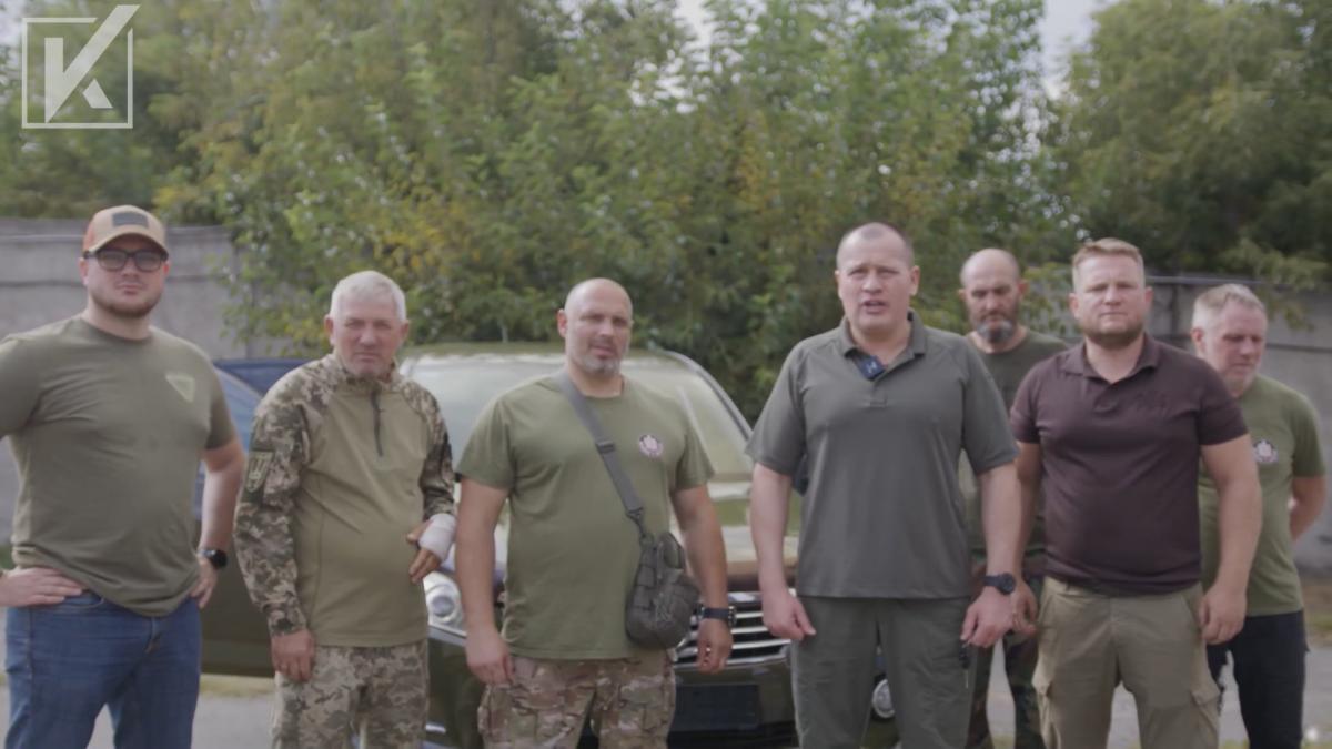 Волонтери передали позашляховик військовим на передовій / кадр з відео Волонтери передали позашляховик військовим на передовій / кадр з відео