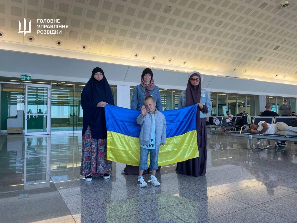 До України повернулися три жінки та одна дитина / фото ГУР МО України До України повернулися три жінки та одна дитина / фото ГУР МО України