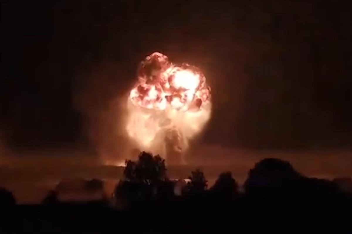 Після атаки БпЛА місцеві жителі заявили про пожежу в районі заводу / скриншот Після атаки БпЛА місцеві жителі заявили про пожежу в районі заводу / скриншот
