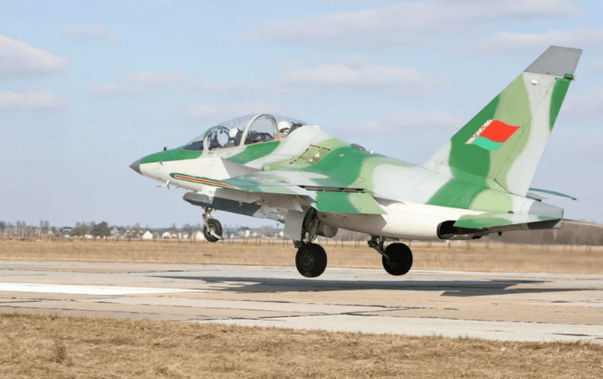 Самолет "Як-130" пересек беларуско-украинскую границу из Гомельской области / фото Министерство обороны Республики Беларусь Самолет "Як-130" пересек беларуско-украинскую границу из Гомельской области / фото Министерство обороны Республики Беларусь