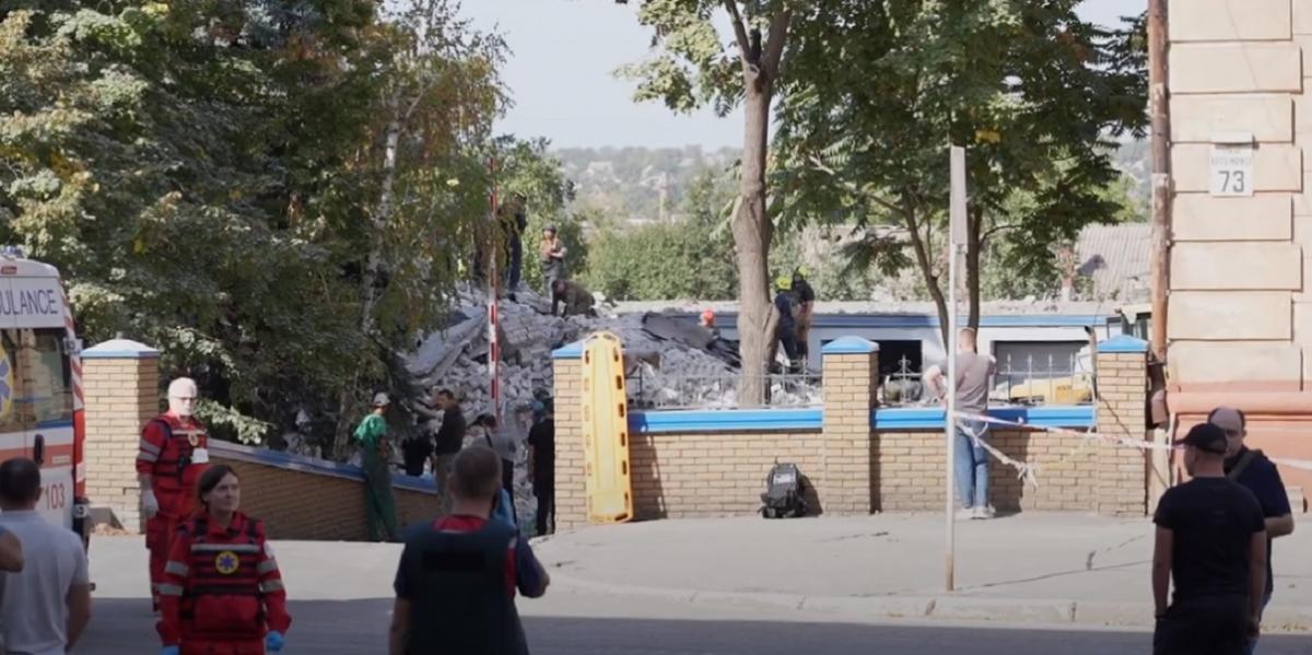 Внаслідок атаки на Кривий Ріг щонайменше троє людей загинули, під завалами може залишатися людина / скріншот Внаслідок атаки на Кривий Ріг щонайменше троє людей загинули, під завалами може залишатися людина / скріншот
